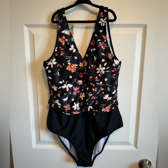 One piece swimsuit - Picture 1 of 3